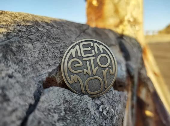 STOACI MAĞAZA İNGİLTERE Memento Mori Stoacı Madeni Para - Stoacılık Sembolizmi Kafatası Yüzü Madalyonun İçine Gizlenmiş
